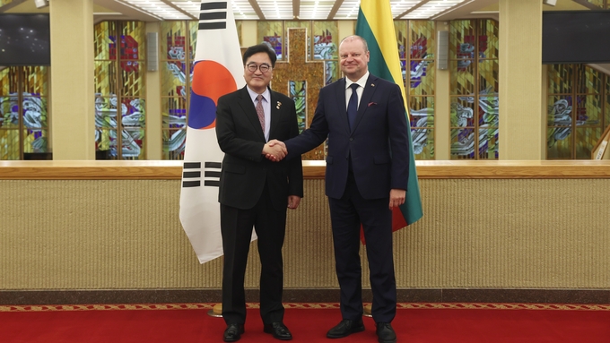 우원식 국회의장은 현지시간 29일(목) 리투아니아의 수도 빌뉴스에서 사울리스 스크베르넬리스 국회의장 과 악수하면서 반기고 있다 <br>
<br>
국회제공