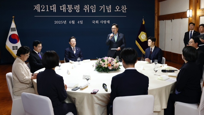 우원식 국회의장이 4일(수) 국회 사랑재에서 열린 이재명 제21대 대통령 취임 기념 오찬에서 인사말을 하고 있다<br>
<br>
국회제공