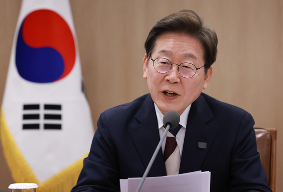 이재명 대통령이 4일 서울 용산 대통령실 청사에서 첫 국무회의를 주재하고 제1호 명령으로 비상 경제점검 테스크 포스( TF)열린 '대통령 1호 명령, 비상경제점검 태스크포스(TF) 회의'에서 모두발언을 하고 있다. <br>
<br>
대통령실 
