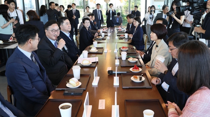 우원식 국회의장이 5일(목) 오전 국회 내 강변서재 카페에서 '세계 환경의 날'(6월 5일)을 기념해 국회 기후위기 특별위원회 위원들과 간담회를 하고 있다.<br>
<br>
국회제공
