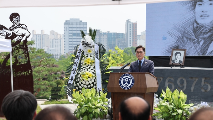 우원식 국회의장이 9일(월) 오후 연세대학교 신촌캠퍼스 이한열동산에서 열린 제38주기 이한열 추모식에 참석해 추모사를 하고 있다.<br>
<br>
국회제공