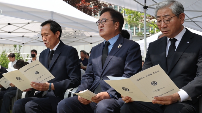 우원식 국회의장이 9일(월) 오후 연세대학교 신촌캠퍼스 이한열동산에서 열린 제38주기 이한열 추모식에 참석한 모습. 우 의장 왼쪽은 우상호 이한열기념사업회 이사장(이재명 정부 대통령실 정무수석).<br>
<br>
국회제공