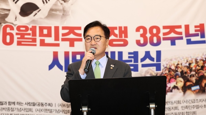 우원식 국회의장이 10일(화) 대한성공회 서울주교좌성당에서 열린 '6월민주항쟁 38주년 시민기념식'에 참석해 인사말을 하고 있다<br>
<br>
국회제공
