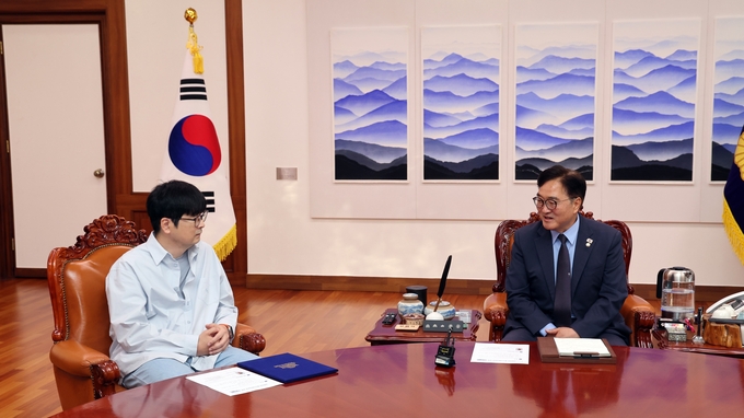 우원식 국회의장이 12일(목) 오전 의장집무실에서 탁현민 국회의장 행사기획자문관 으로 위촉하고 대화를 나누고 있다<br>
<br>
국회제공.