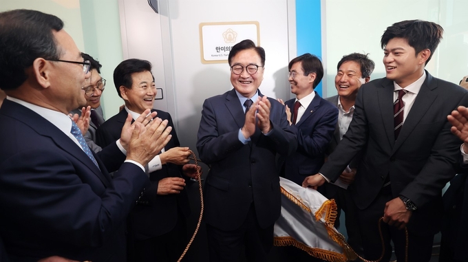 우원식 국회의장 등 12일(목) 오전 국회 소통관에서 열린 한미의원연맹 현판식 참석자들이 환하게 웃으며 대화하고 있다.<br>
<br>
국회제공