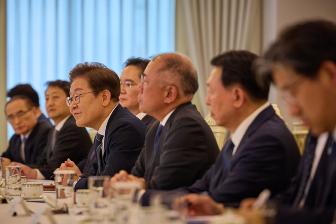 이재명 대통령이 13일 서울 용산 대통령실에서 열린 6경제단체·기업인 간담회를 하고 있다.<br>
<br>
대통령실 제공