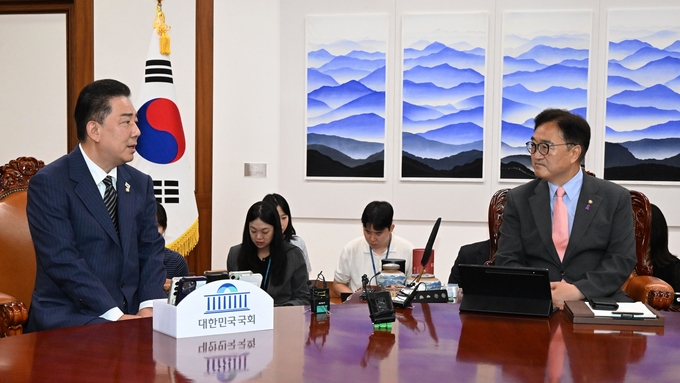 우원식 국회의장이 16일(월) 취임인사차 의장집무실을 방문한 김병기 신임 더불어민주당 원내대표 겸 당대표 권한대행과 대화를 나누고 있다.<br>
<br>
국회제공