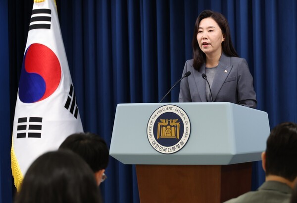 강유정 대통령실 대변인이 용산 대통령실에서 국민추천제 등 현안 관련 설명을 하고 있다<br>
<br>
대통령실 