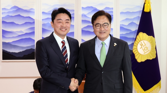 우원식 국회의장이 17일(화) 의장집무실을 방문한 강훈식 신임 대통령 비서실장과 반갑게 악수하고 있다. 두 사람은 문재인 정부 집권여당 시절 초대 원내대표와 원내대변인으로 함께 일한 경험이 있다.<br>
<br>
국회제공