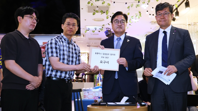 홈플러스 입점점주협의회 대표들이 18일(수) 오전 서울 노원구에 위치한 홈플러스 매장을 방문한 우원식 국회의장에게 요구사항을 전달하고 있다<br>
<br>
국회제공