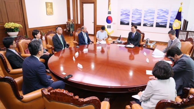 우원식 국회의장이 19일(목) 오전 의장집무실을 방문한 프랜시스 후쿠야마 스탠포드대 정치학 교수일행과 대화를 나누고 있다.<br>
<br>
국회제공