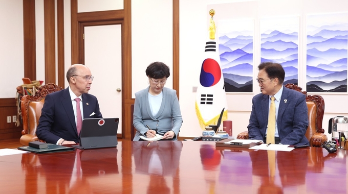 우원식 국회의장이 20일(금) 오후 의장집무실에서 샤픽 라샤디 주한모로코대사를 만나 반갑게 환담하고있다 <br>
<br>
국회제공 