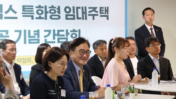 우원식 국회의장이 20일(금) 오전 경기 김포 양촌면에서 열린 장애-비장애 소셜믹스 특화형 임대주택 '여기가' 준공 기념 간담회에 참석한 모습. 우 의장 왼쪽은 서미화 의원, 오른쪽은 김예지 의원<br>
<br>
국회제공