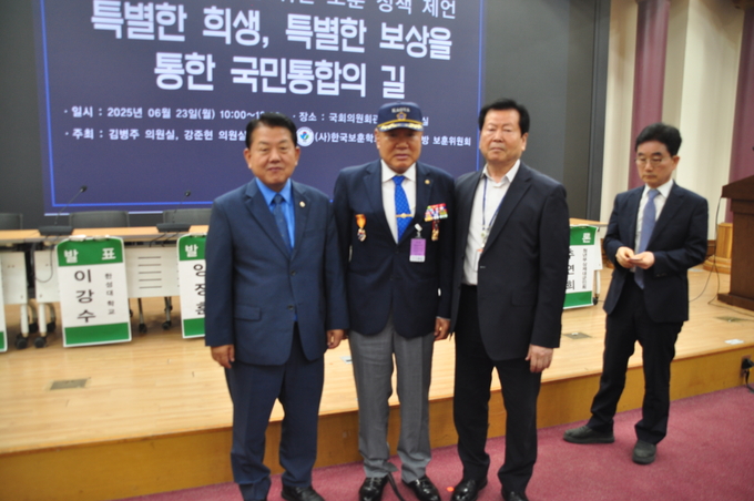 23일 국회에서 열린 국민주권 실현을 위한 국민정책 제언 특별한희생 특별한 보상 을 위한 국민통합의길 토론회에서 더불어민주당 김병주 최고위원 과 강준현 의원 공동주최로 열린 토론회에서 김병주 의원과 고엽제전우회박중규 수석부회장 (가운데) 황제화 감사(우측)가 함께 포즈를 취하고있다 