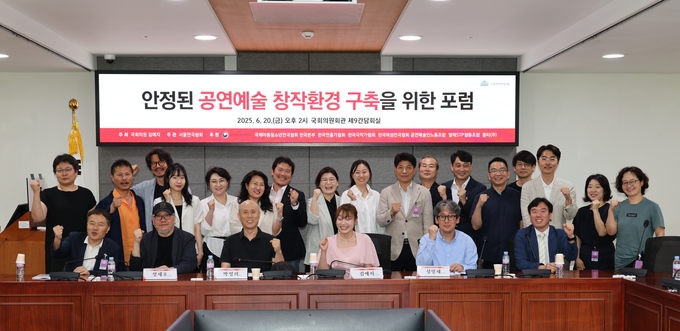 국민의힘 김예지 의원과 행사 관계자들이 함께 했다 