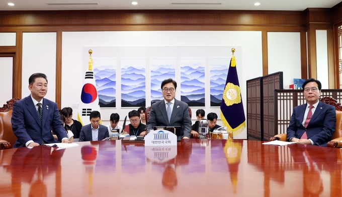 우원식 국회의장이 24일(화) 의장집무실에서 김병기(왼쪽) 더불어민주당·송언석(오른쪽) 국민의힘 원내대표의 첫 회동을 주재하고 있다<br>
<br>
국회제공