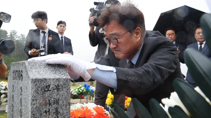 우원식 국회의장이 25일(수) 국립대전현충원에 있는 채수근상병 묘비를 어루만지고 있다<br>
<br>
<br>
국회제공