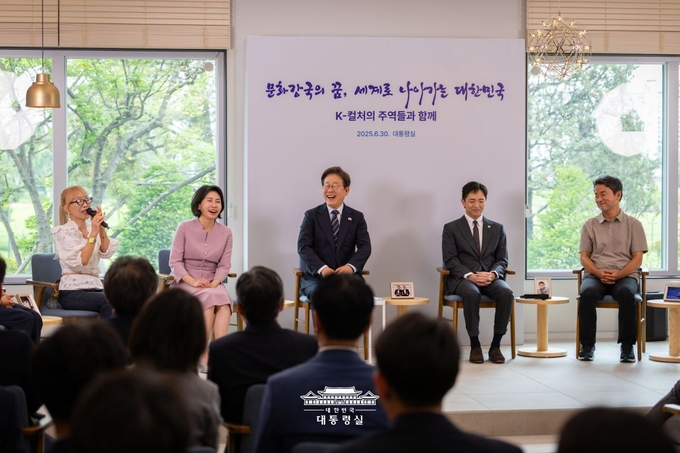 대통령실을 지난30일 문화강국의 꿈, 세계로 나아가는 대한민국 행사에서 예술인들과 대화를 하고있다 <br>
<br>
대통령실 <br>
