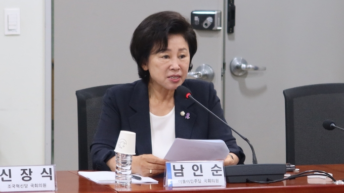 남인순 의원이 3일(목) 국회의원회관 제9간담회의실에서 열린 '발달지연·발달장애 아동 치료비 보장체계 개선을 위한 토론회'에서 축사를 하고있다