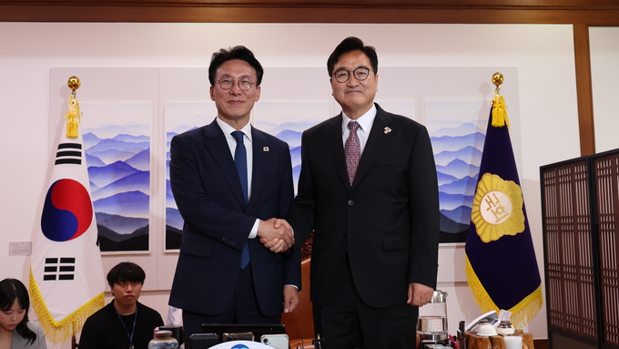 우원식 국회의장이 4일(금) 오후 의장집무실에서 취임인사차 국회를 방문한 김민석 국무총리와 악수 하며 인사를 나누고있다<br>
<br>
국회제공
