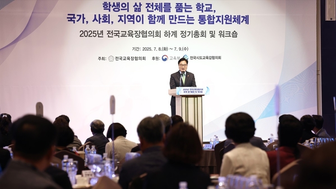 우원식 국회의장이 8일(화) 오후 앰배서더 서울 풀만 호텔에서 열린 '2025년 전국교육장협의회 하계 정기총회'에서 인사말을 하고 있다<br>
<br>
.(사진=국회제공)