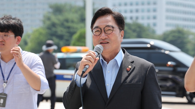 우원식 국회의장이 8일(화) 오전 국회 본청 계단 앞에서 열린 '발달장애인 권리확대 요구 오체투지 투쟁 보고대회'를 찾아 인사말을 하고 있다.<br>
<br>
(사진=국회제공)<br>
