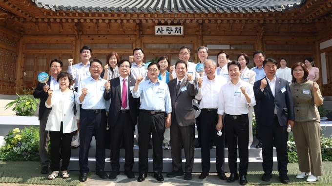 우원식 국회의장은 8일(화) 오전 국회 사랑재에서 대한민국국회, 한국경제인협회, KBS가 공동주최한 'K-관광, 올여름은 국내로' K-바캉스 캠페인에 참석했다.<br>
<br>
국회제공