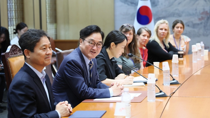 우원식 국회의장이 9일(수) 대한민국국회를 방문한 6·25 전쟁 유엔참전국 역사교사협회 회장단과 대화를 나누고 있다<br>
<br>
.(사진=국회제공)