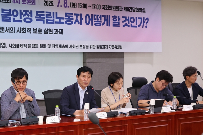 이학영 국회부의장 지난8일 862만 명의 불안정 독립노동자 어떻게 할 것인가” 국회 토론회 에서 모두발언을 하고있다 <br>
<br>
국회제공