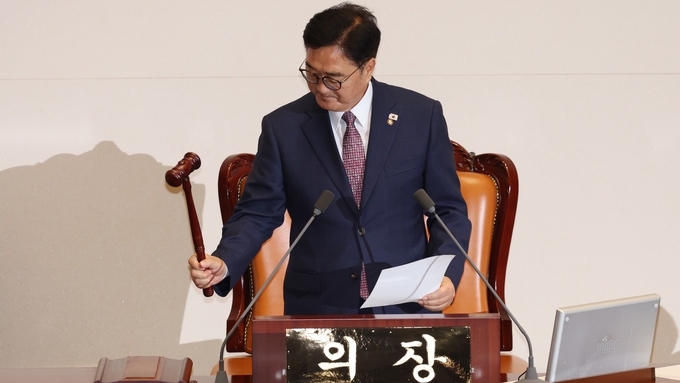 우원식 국회의장이 10일(목) 오후 열린 제427회국회(임시회) 제1차 본회의를 주재하며 의사봉을 두드리고 있다.<br>
<br>
(사진=국회제공)