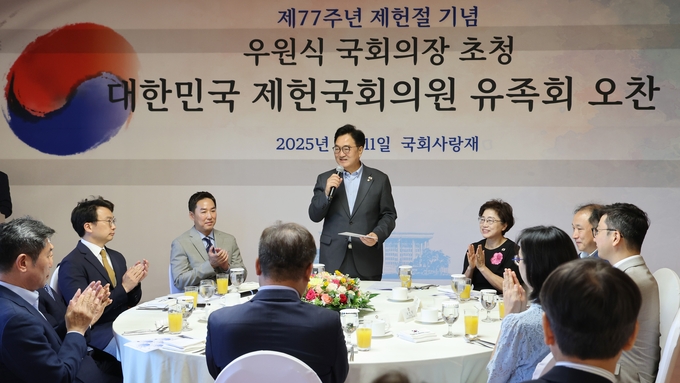 우원식 국회의장은 '제77주년 제헌절'을 엿새 앞둔 11일(금) 대한민국 제헌국회의원 유족회를 국회 사랑재로 초청해 오찬을 함께 함께하고 있다<br>
<br>
.(사진=국회제공)<br>
