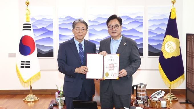 우원식 국회의장은 11일(금) 오후 의장집무실에서 김현명(전 주LA 총영사) 를 의회외교활동자문위원회 위원장으로위촉하고 함께했다 있다<br>
<br>
.(사진=국회제공)<br>
