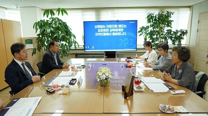 보건복지부 이형훈 제2차관이 대한간호협 를 방문하여 대화를 하고있다 <br>
<br>
간호협회 제공 