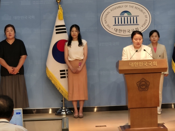 전국 203040 중앙차세대 여성 위원회(위원장 김다혜) 위원장이 국회에서 간선우 의원은 장관후보에서 사퇴를 촉구하는 기자회견을 하고있다 