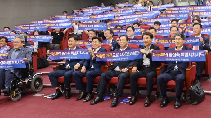 14일(월) 오후 국회의원회관 제2소회의실에서 김종민·김한규·문대림·위성곤·강준현·권성동·박정하·송기헌 의원 공동주최로 열린 '특별자치시도 자치분권 강화 정책토론회'에서다<br>
<br>
국회제공