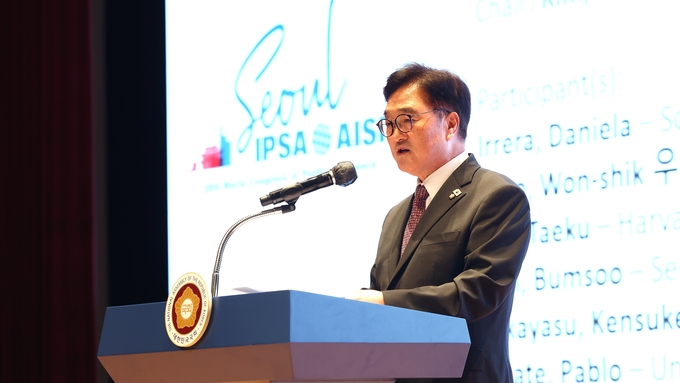우원식 국회의장이 16일(수) 오후 서울 코엑스에서 열린 '2025 세계정치학회 서울총회' 고위급 라운드테이블에 참석해 연설하고 있다.(<br>
<br>
사진=국회제공)