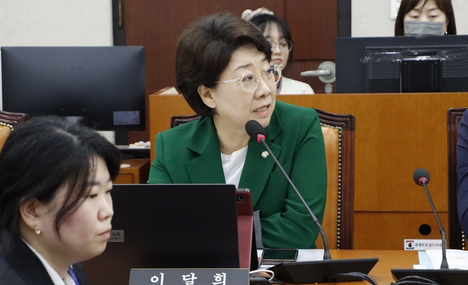 국민의힘 이달희 의원 이 인사청문회 에서 질의하고있다 