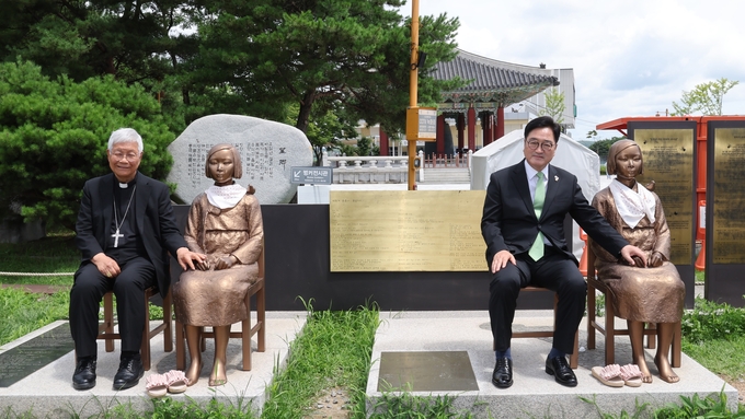 우원식(오른쪽) 국회의장과 유흥식 추기경이 23일(수) 파주 임진각 평화누리공원 '통일로 가는 평화의 소녀상'에서 기념촬영을 하고 있다<br>
<br>
.(사진=국회제공)