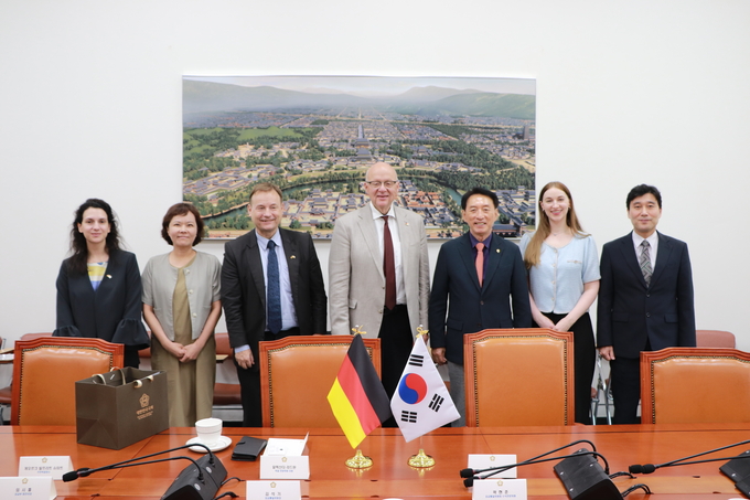 김석기 외교통일위원장,과알렉산더 라드완 독일 연방하원 의원 일행과 함께 하고있다 <br>
<br>
국회제공