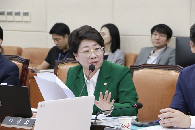 국민의힘 이달희 의원이 상임위에서 질의하고있다 
