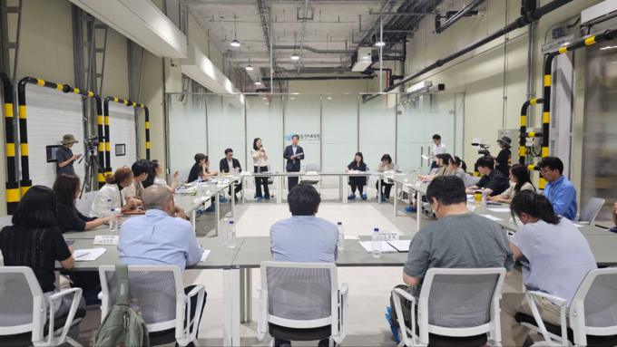 서영석 더불어민주당 의원이 현장을 점검하고있다 