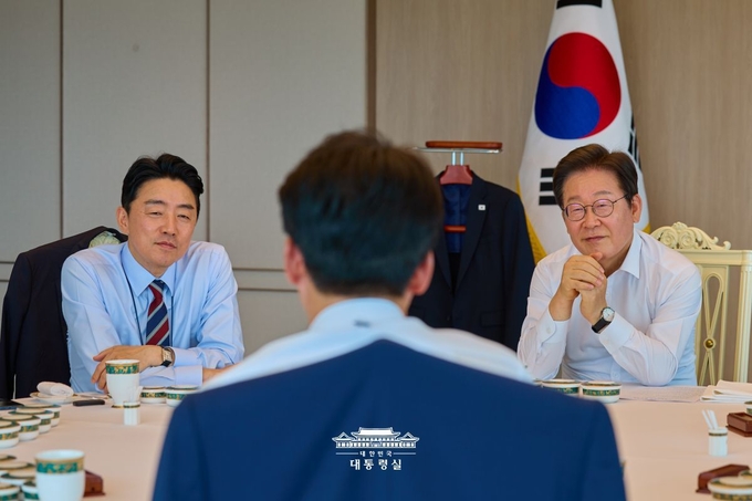 이재명 대통령이 김민석 총리로부터 주례 보고를 받고있다 <br>
<br>
대통령실 