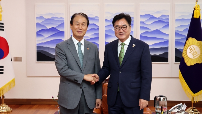 우원식 국회의장은 4일(월) 오전 의장집무실에서 권오을 신임 국가보훈부 장관을 접견하고 인사하며 악수를 나누고있다 <br>
<br>
국회제공<br>
