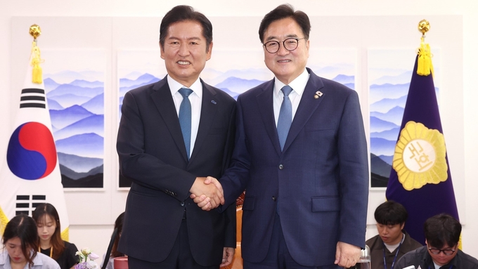 우원식 국회의장이 5일(화) 오전 취임인사차 의장집무실을 방문한 정청래 신임 더불어민주당 대표와 악수하며 인사하고 있다.<br>
<br>
국회제공