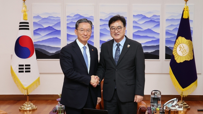 우원식 국회의장은 6일(수) 오후 의장집무실에서 정성호 법무부 장관의 예방을 받고 악수하며 인사를 하고있다 <br>
<br>
국회제공<br>
