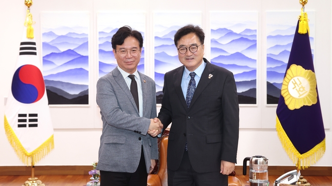 우원식 국회의장이 6일(수) 오후 의장집무실에서 김영훈 고용노동부 장관의 예방을 받고 악수하고 있다.<br>
<br>
(사진=국회제공)