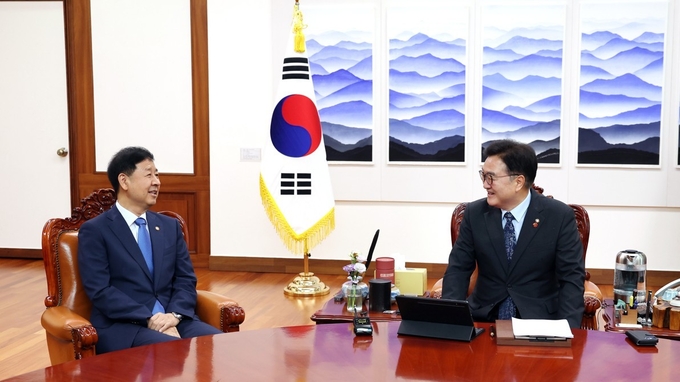 우원식 국회의장이 6일(수) 오전 의장집무실에서 구윤철 경제부총리 겸 기획재정부 장관과 대화를 나누고 있다.<br>
<br>
(사진=국회제공)