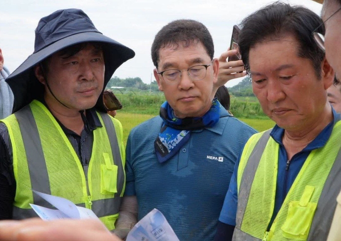 더불어민주당 신정훈이 정청래 대표와 싱담을 하고있다 