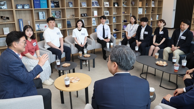 우원식 국회의장이 8일(금) 경남 사천시 소재 우주항공청을 방문해 윤영빈 청장 등 직원들과 차담을 하고 있다.(사진=국기념촬영을 하고 있다<br>
.(사진=국회제공)