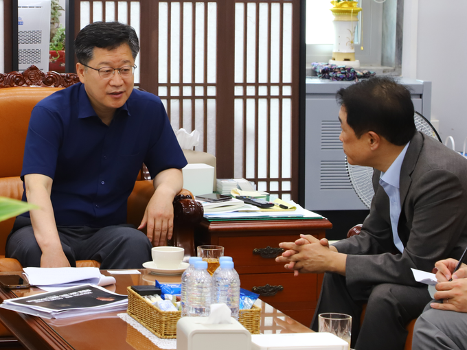 안호영 의원, 박연병 행안부 자치분권국장 면담 을 하고있다 